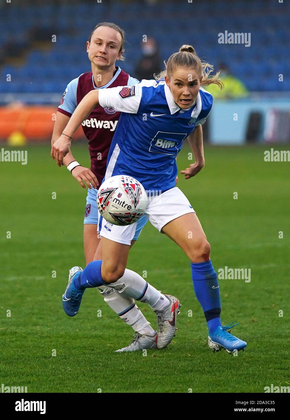 Connie Scofield von Birmingham City (vorne) und Martha Thomas von West Ham United kämpfen während des FA Women's Super League-Spiels im SportNation.bet Stadium, Solihull, um den Ball. Stockfoto