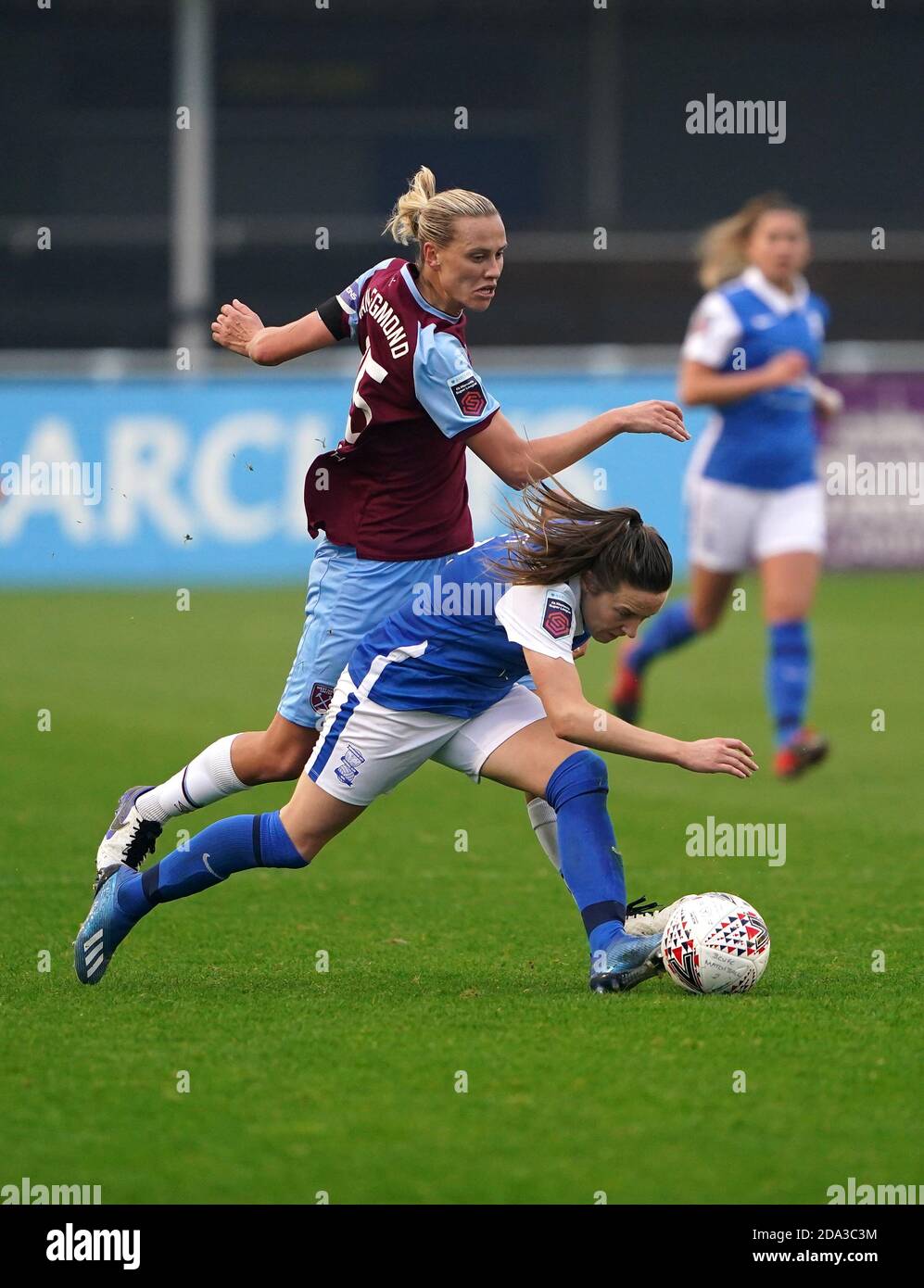Harriet Scott von Birmingham City (vorne) und Emily van Egmond von West Ham United kämpfen während des FA Women's Super League-Spiels im SportNation.bet Stadium, Solihull, um den Ball. Stockfoto