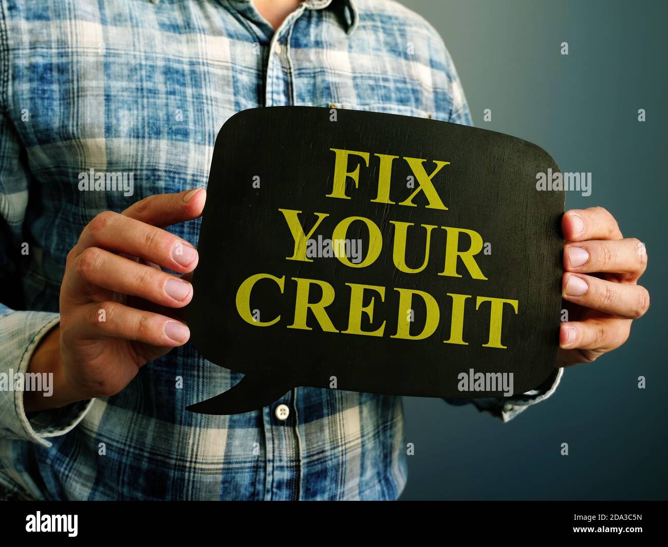 Fixieren Sie Ihre Kredit-Schulden Worte auf der hölzernen Zitat-Glühbirne. Stockfoto