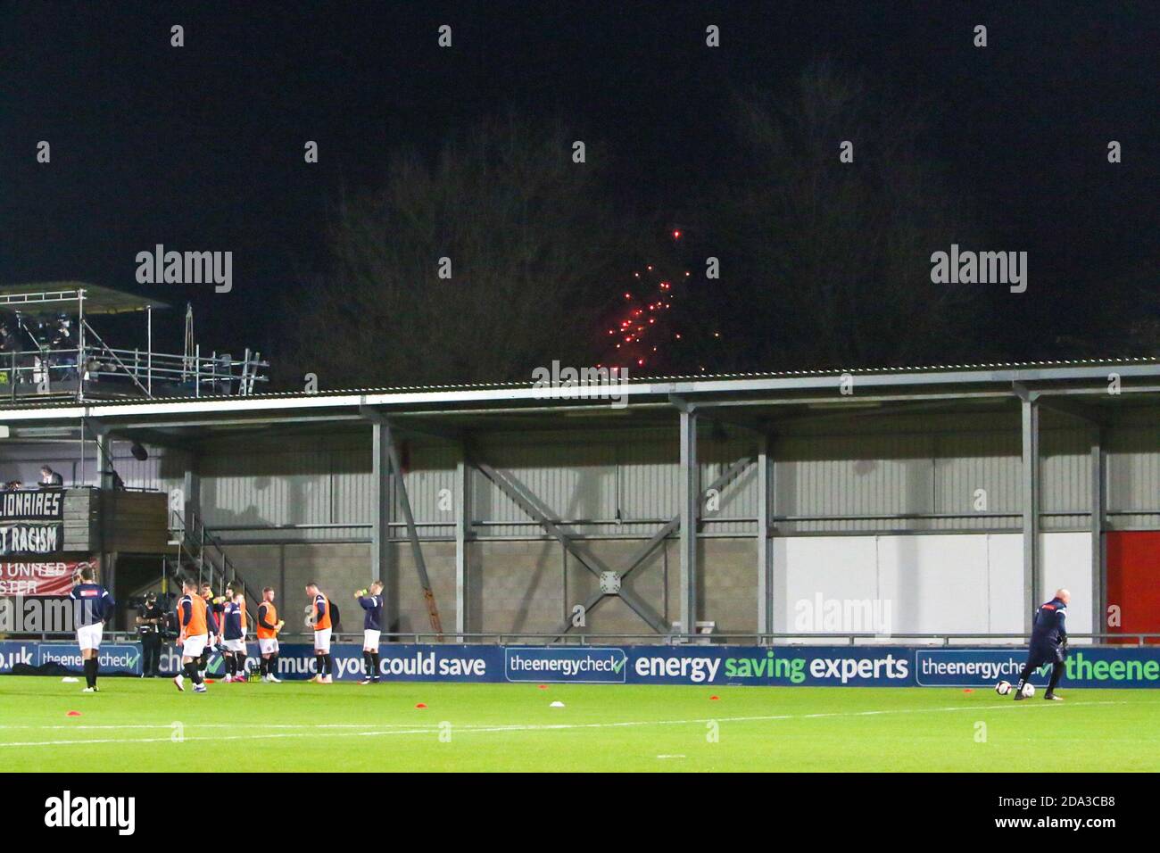 Feuerwerk während der FA Cup 1. Runde Spiel zwischen FC Vereint von Manchester und Doncaster Rovers im Broadhurst Park in Manchester Will Matthews/Sports Press Photo Stockfoto