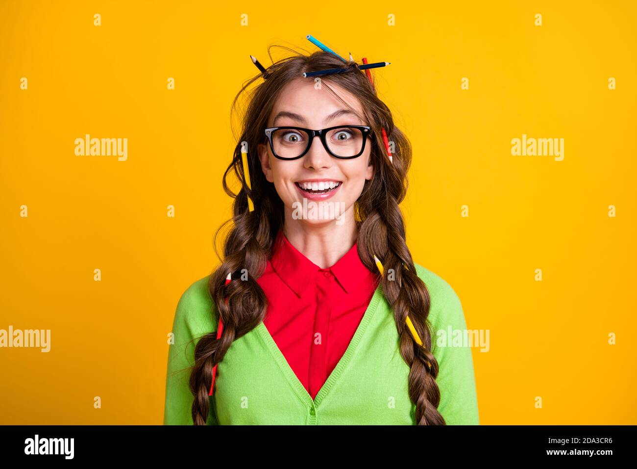 Foto von positiven Mädchen mit Bleistift Haarschnitt erstaunt Blick in Kamera isoliert Glanzfarbe Hintergrund Stockfoto