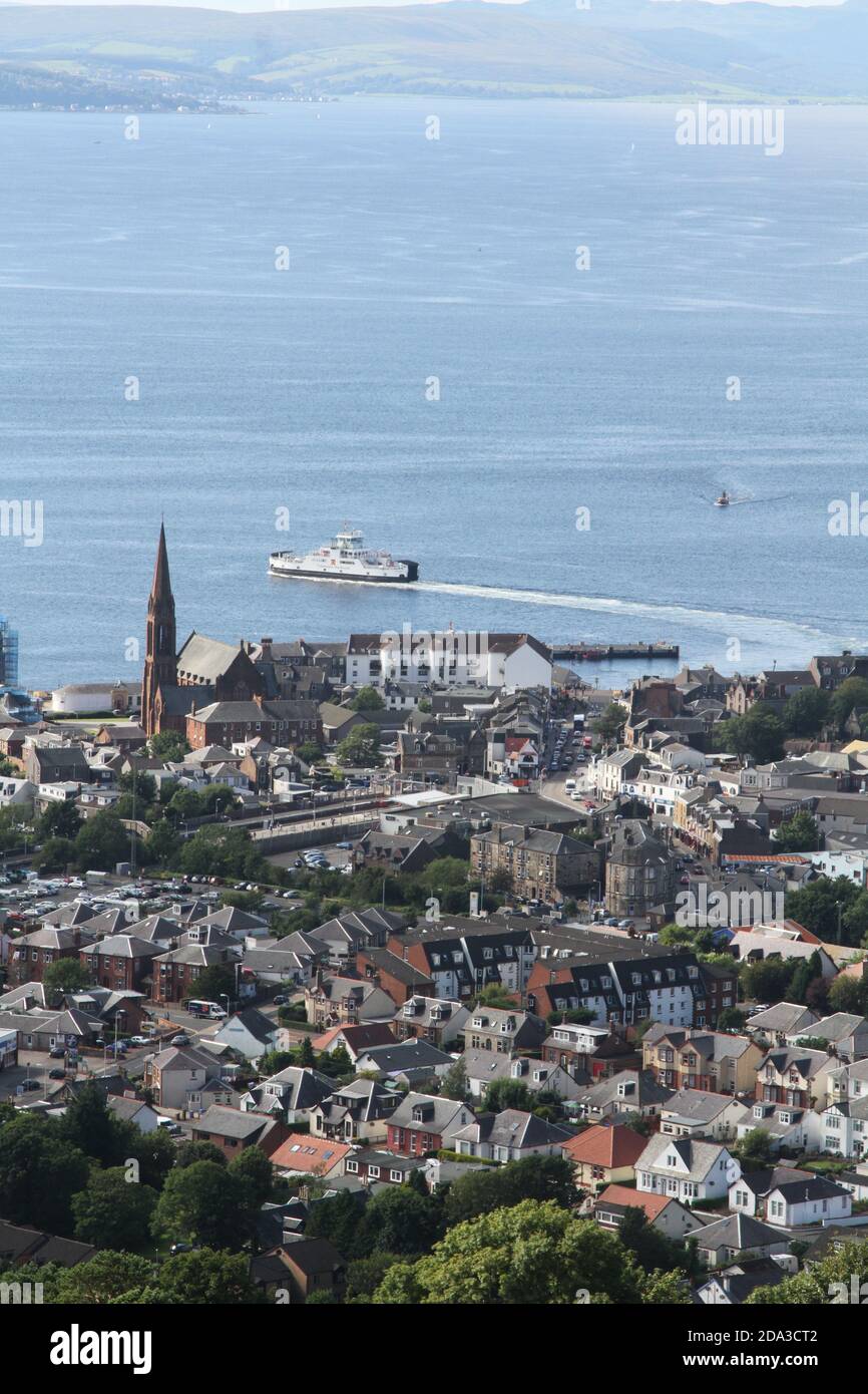 Largs, Ayrshire, Schottland, Großbritannien. Largs ist eine Stadt am Firth of Clyde in North Ayrshire, Schottland, etwa 33 Meilen von Glasgow entfernt. Der ursprüngliche Name bedeutet im schottischen Gälisch 'die Pisten'. Die Stadt ist ein beliebter Badeort mit Pier und vermarktet sich über ihre historischen Verbindungen zu den Wikingern. Jedes Jahr findet Anfang September ein Festival statt. Blick auf Largs vom Haylie Brae Stockfoto