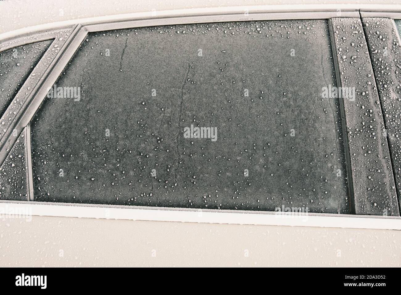 Nahaufnahme des Fensters „Frozen Car“ während der Wintersaison. Frostschicht Stockfoto