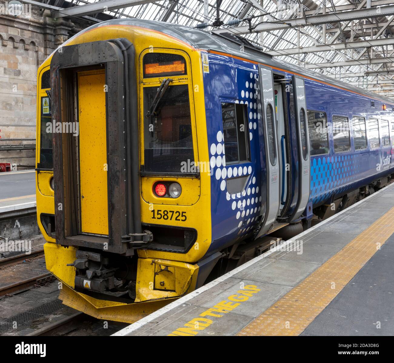 British Rail Class 158 Express Sprinter Diesel-Mehrzugzug in der Lackierung von ScotRail im Glasgow Central Station, Schottland, Großbritannien. Stockfoto