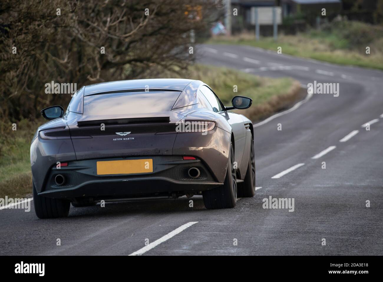 Ein Aston Martin DB11 AMR V12 fährt eine Straße runter In West Yorkshire Stockfoto