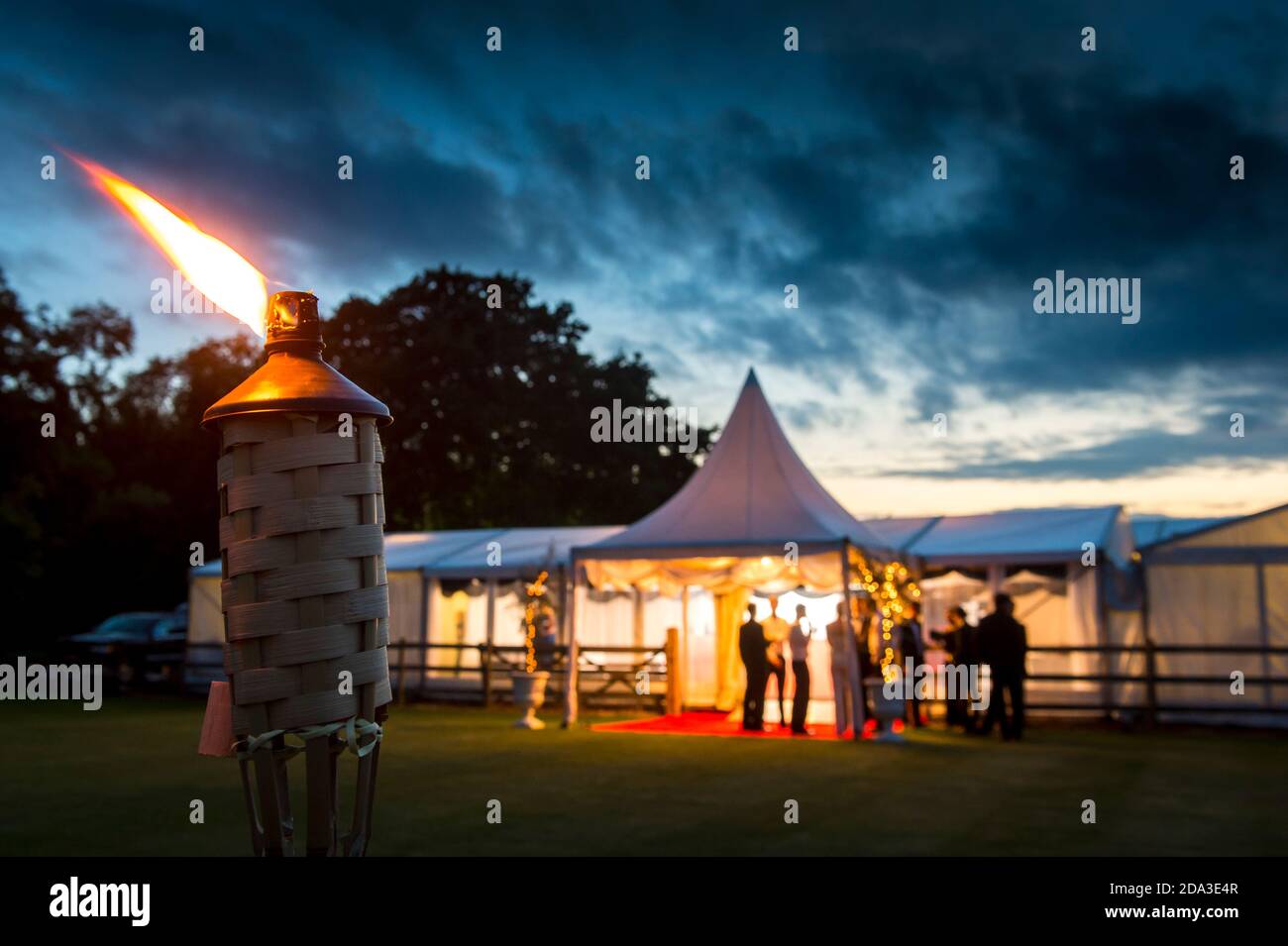 Tiki-Fackel brennt im Freien bei einer Abendparty. Stockfoto