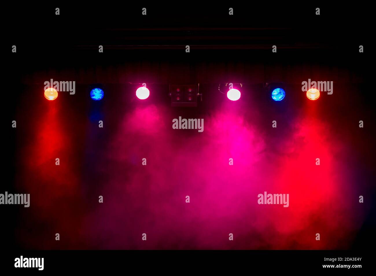 Reihe von farbigen Bühnenbeleuchtung in einer rauchigen Atmosphäre. Stockfoto