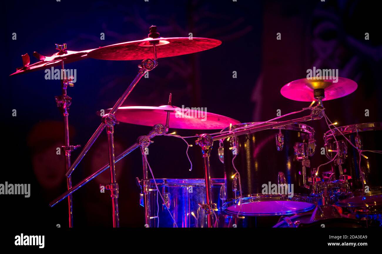 Drum Kit auf der Bühne warten auf einen Gig zu beginnen. Stockfoto