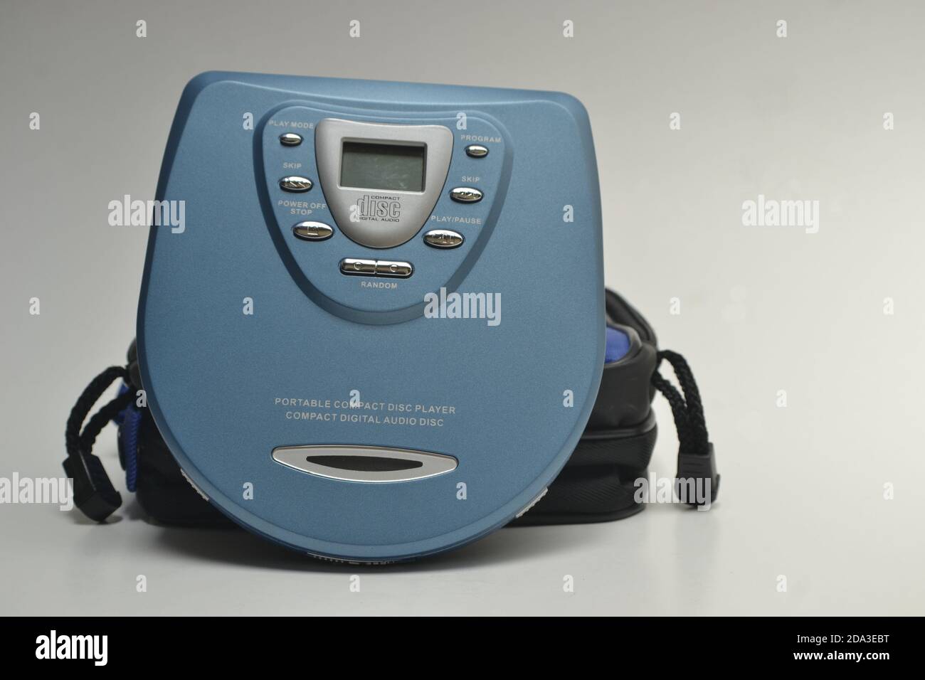 Compact Disc Player tragbar in blauer Farbe mit Tasten und Silbernes Display und Tasche auf weißem Hintergrund Stockfoto