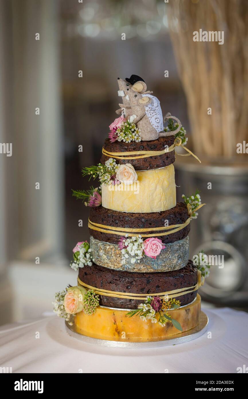Abgestufte Hochzeitstorte aus runden Käse und reichem Obstkuchen. Stockfoto