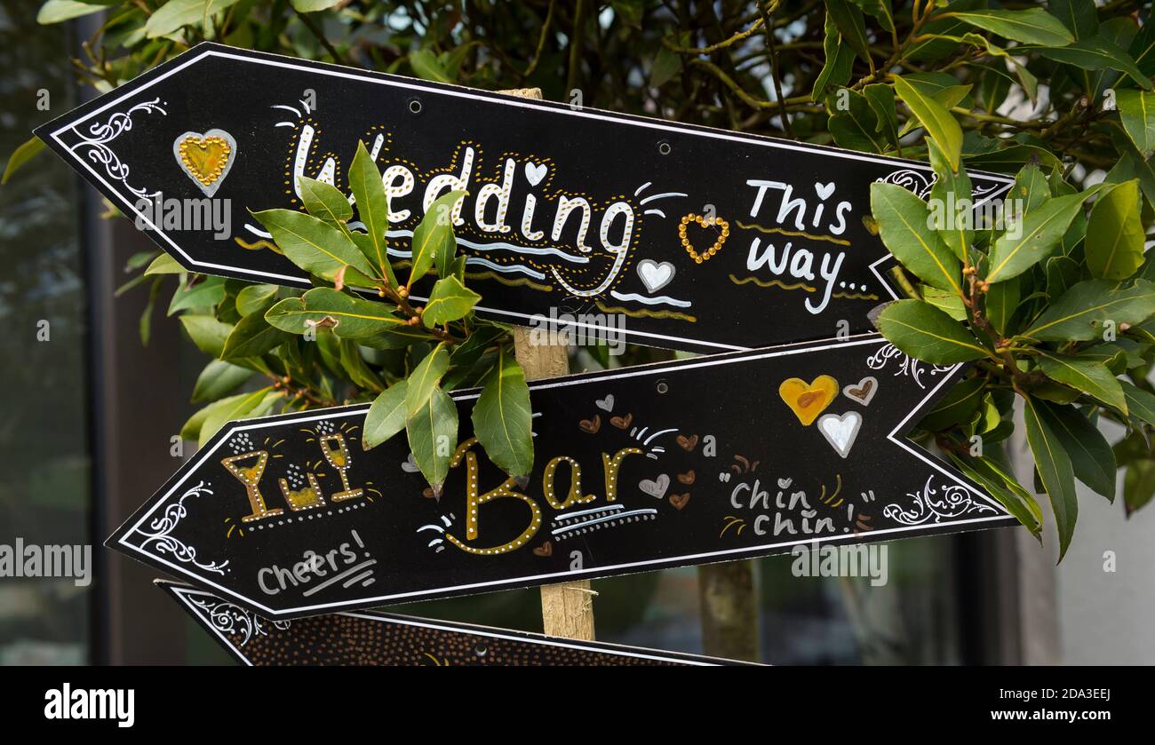 Selbstgemachte Schilder bei einem Hochzeitsempfang. Stockfoto