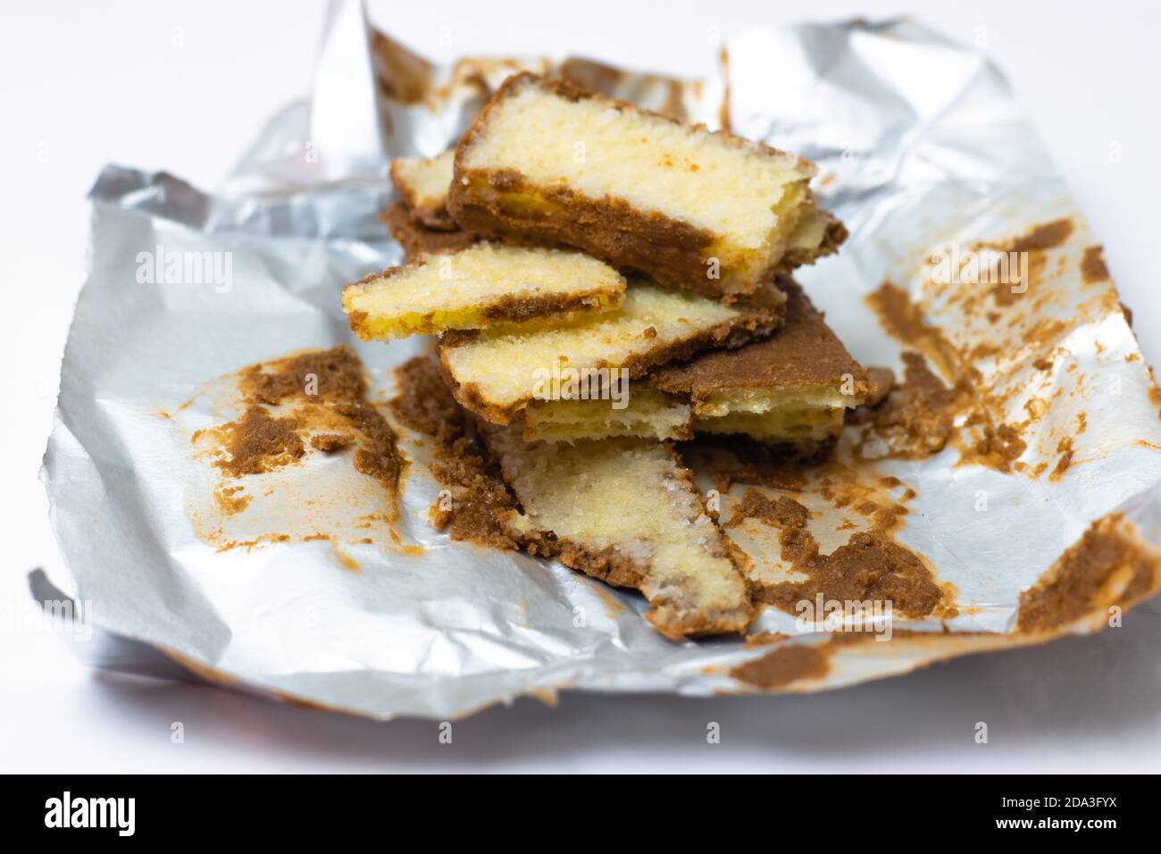 Ein Nahaufnahme Look von gebrochenen Kuchen Kekse auf isoliert weiß Hintergrund Stockfoto