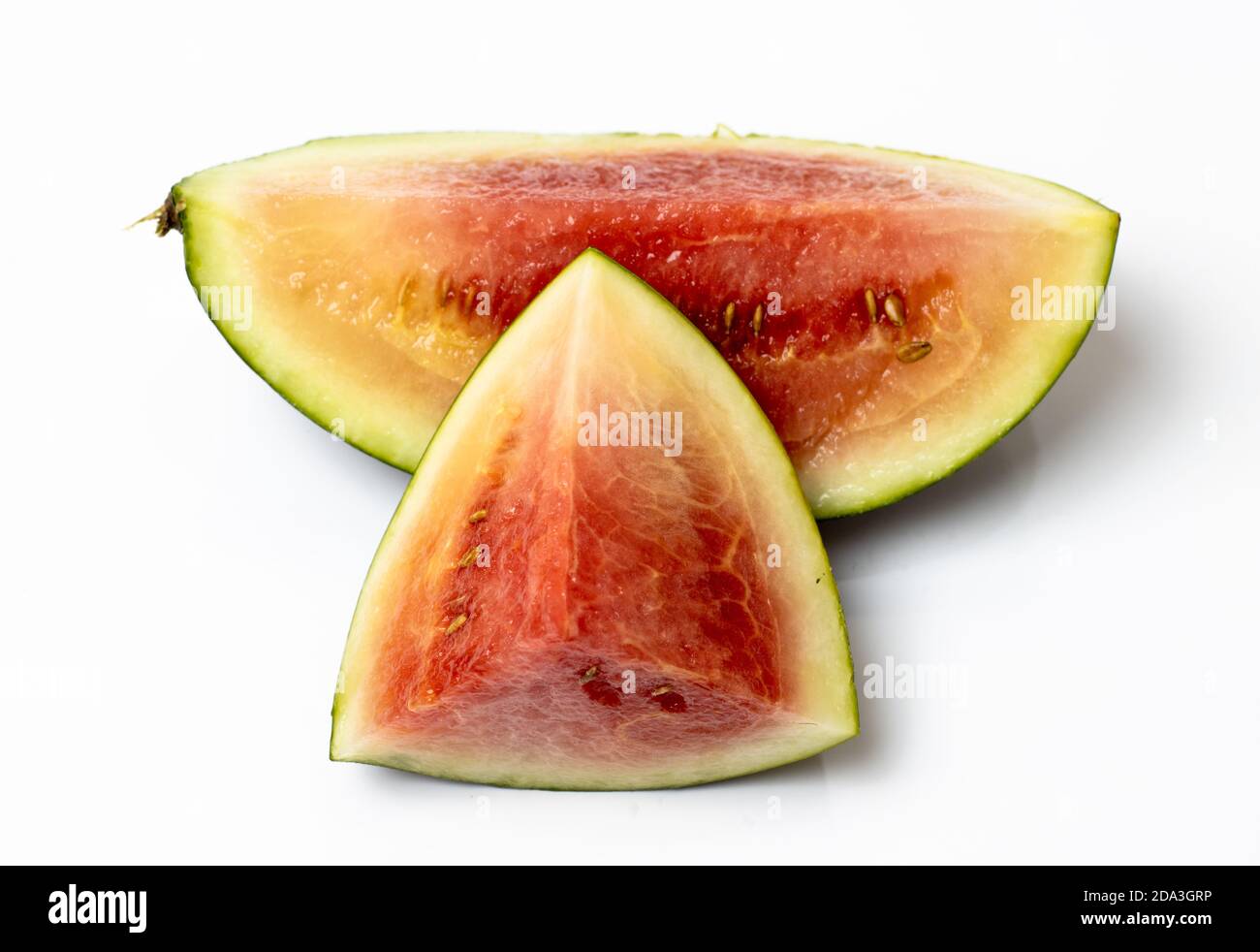 Geschnittene Stücke von organischen Wassermelone isoliert auf weißem Hintergrund schließen Nach oben schauen Stockfoto