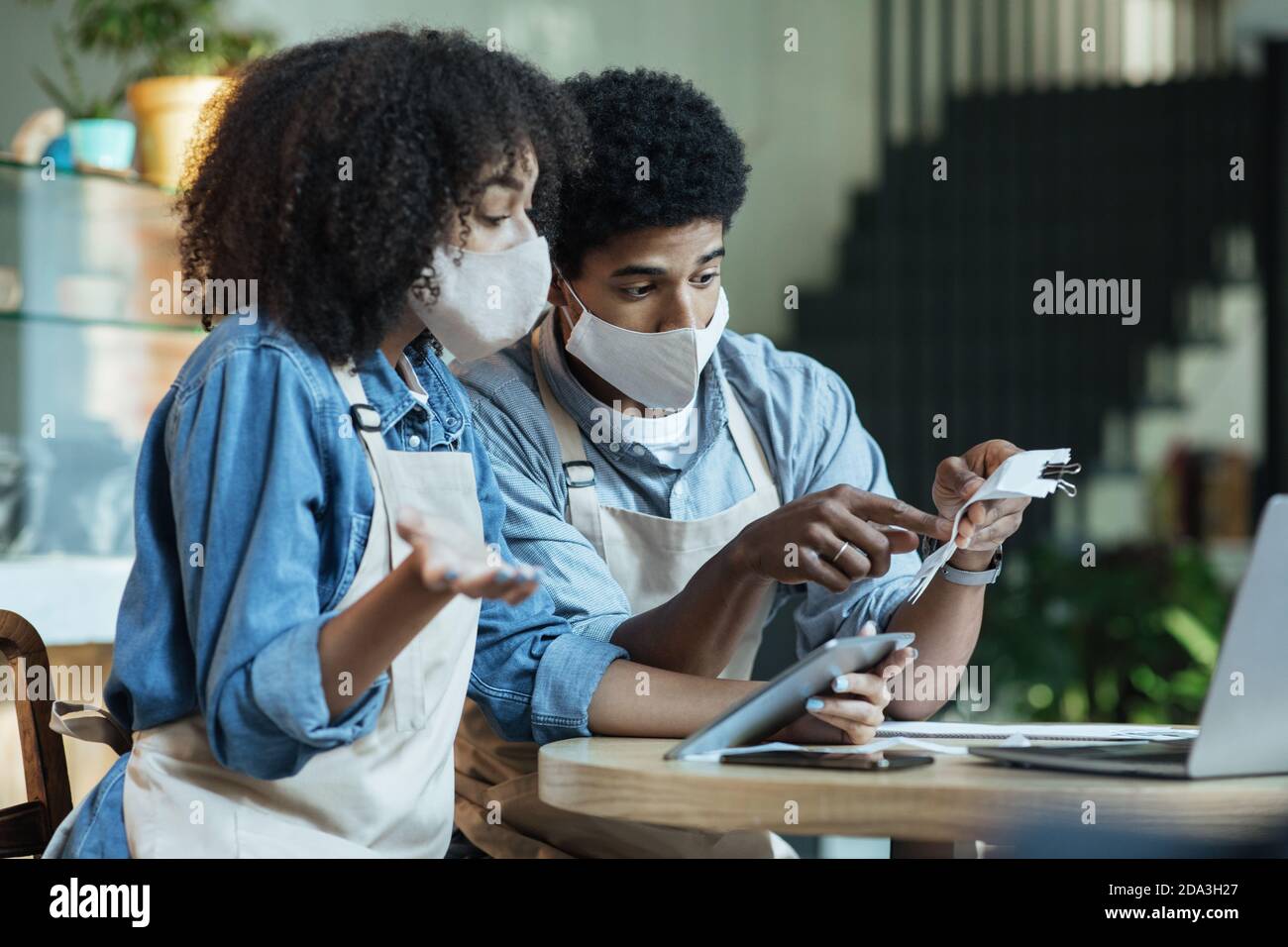 Arbeit mit Konten und finanziellen Problemen während covid-19 Quarantäne Stockfoto