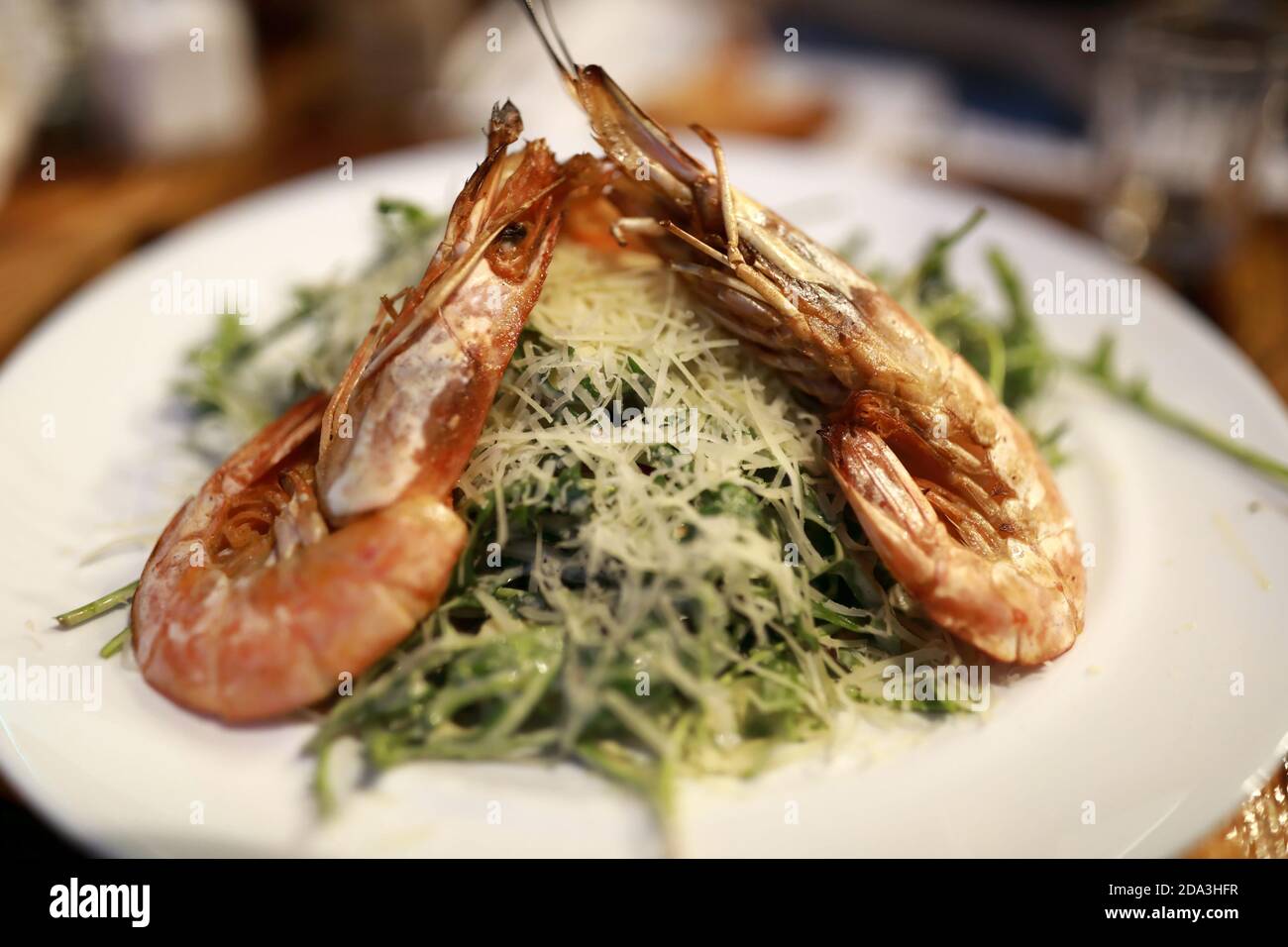 Caesar Shrimp Salat auf Teller im Pub Stockfoto