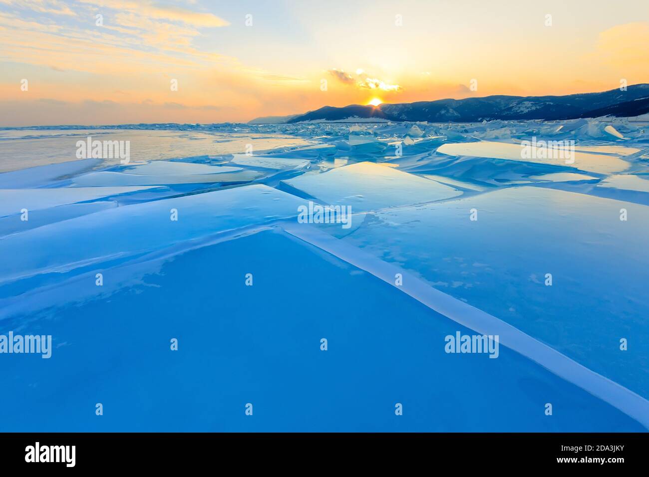 Durchsichtiges blaues Bummocks Baikaleis scheint durch den Riss Sonnenuntergang Stockfoto