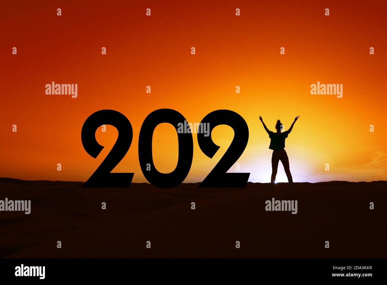 2021, Silhouette einer Frau im Sonnenuntergang, Frauen Empowerment, feministische Neujahr Grußkarte Stockfoto