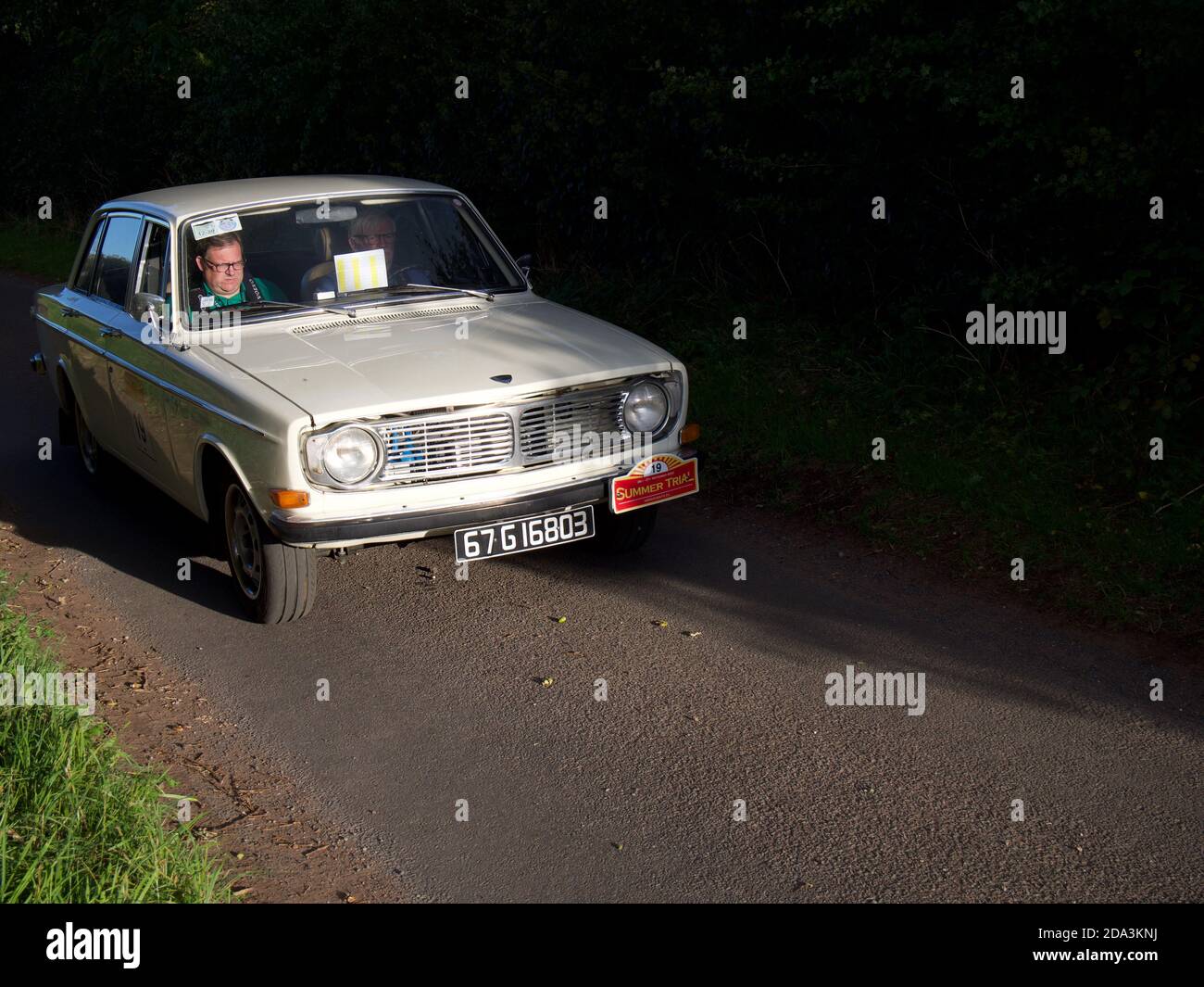 Fahrt in die Sonne, Oldtimer-Rallye, Volvo 144 Stockfoto