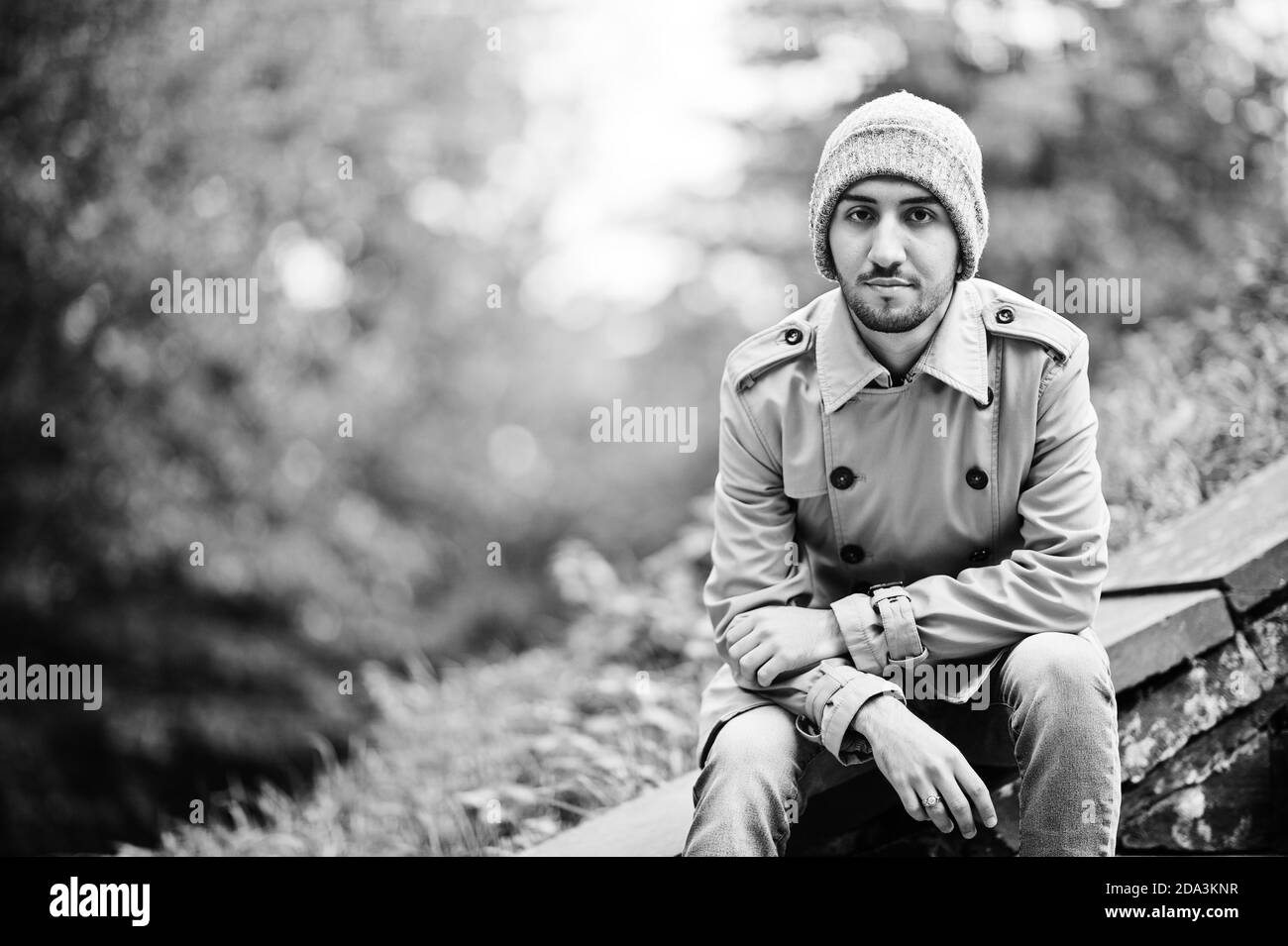 Stilvoller kuwaitischer Mann bei Trenchcoat und Hut. Stockfoto