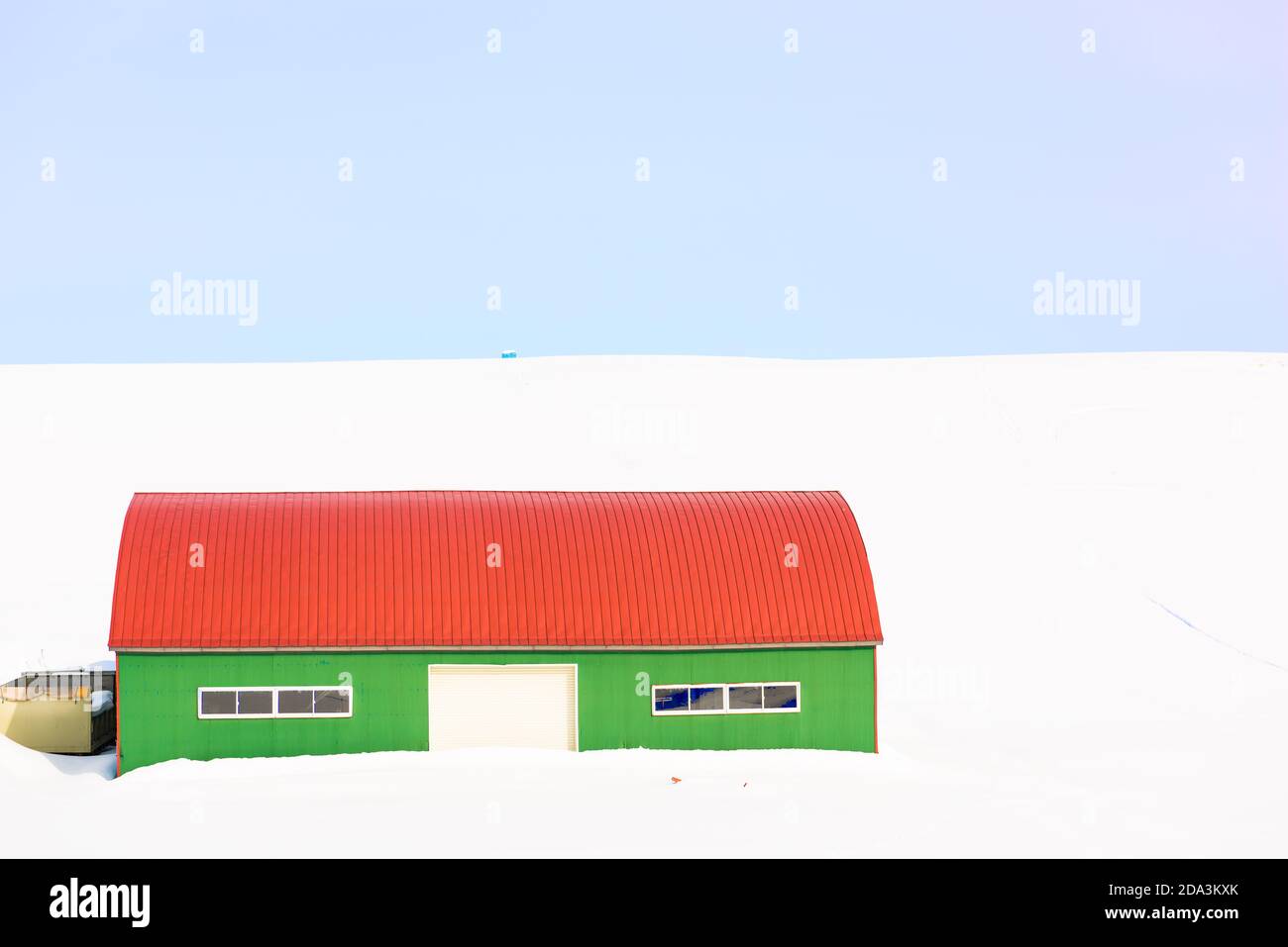Winterliche Landschaft und Scheenhaus in Biei, Japan. Stockfoto