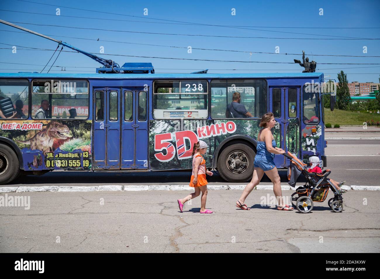 Straßenszene mit Fußgängern und öffentlichen Verkehrsmitteln Bus in Tiraspol, Pridnestrovianische Republik Moldau (Transnistrien). Stockfoto