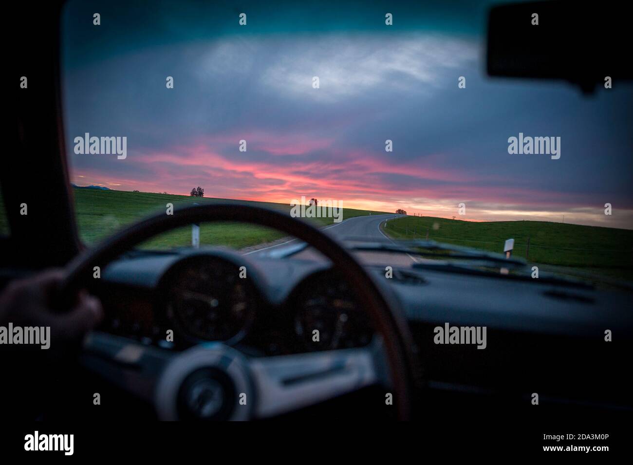Classic Alfa Romeo GT Junior auf Country Road. Fahreransicht Stockfoto