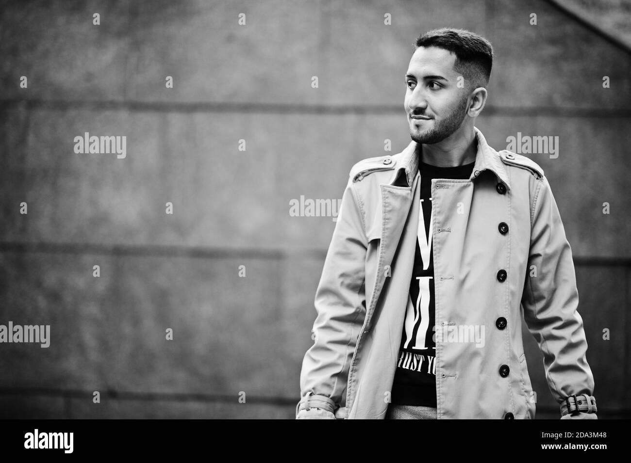 Stilvoller kuwaitischer Mann im Trenchcoat. Stockfoto