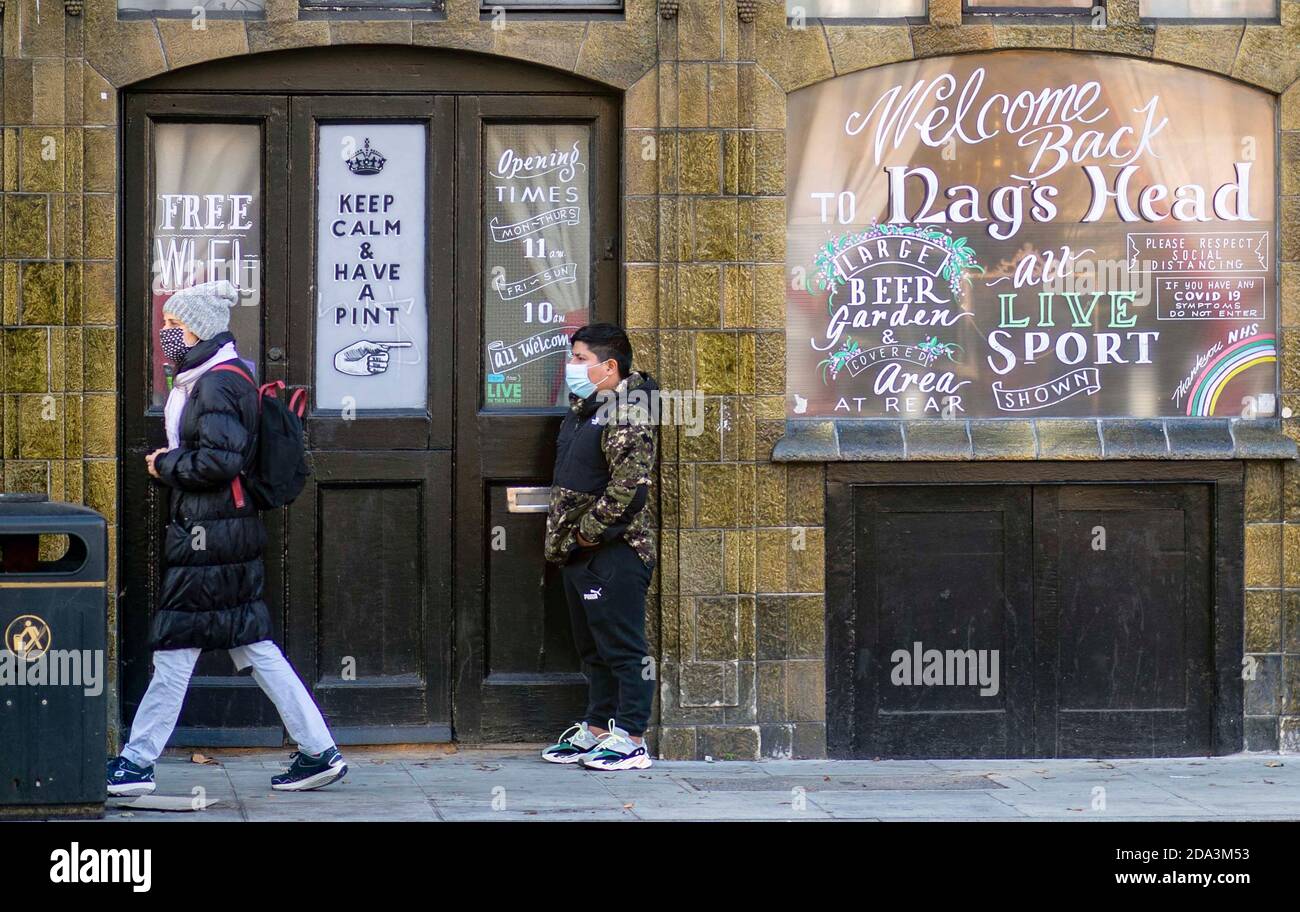 Die Nags Head und die Joiners Pubs in Camberwell schließen Zum Absperren mit Barhockern auf Tischen im gestapelt Fenster wegen der Pandemie geschlossen Stockfoto