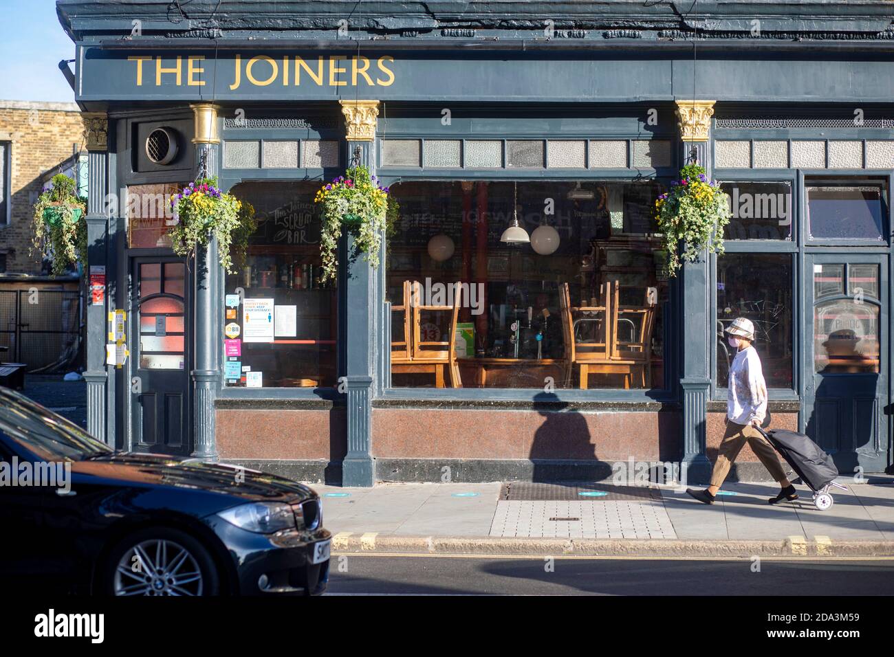 Die Nags Head und die Joiners Pubs in Camberwell schließen Zum Absperren mit Barhockern auf Tischen im gestapelt Fenster wegen der Pandemie geschlossen Stockfoto