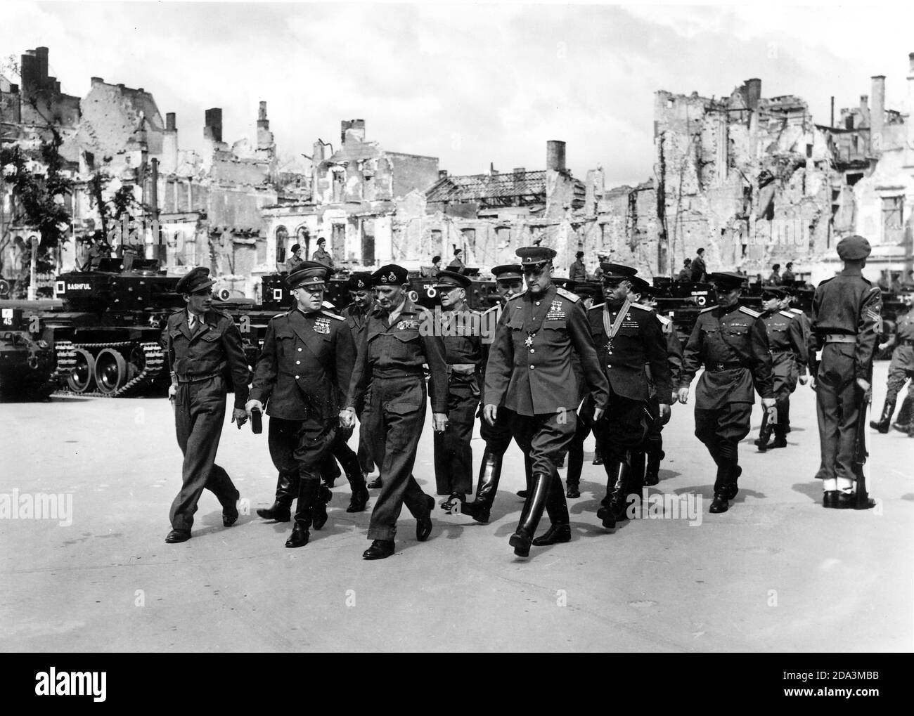 Feldmarschall Montgomery: In der Mitte (von links):die Eroberer von Berlin General Georgy Schukow (mit Schärpe), dem britischen General Bernard Montgomery und dem sowjetischen General Konstantin Rokossowsky während der Siegesparade in Berlin 1945. Stockfoto