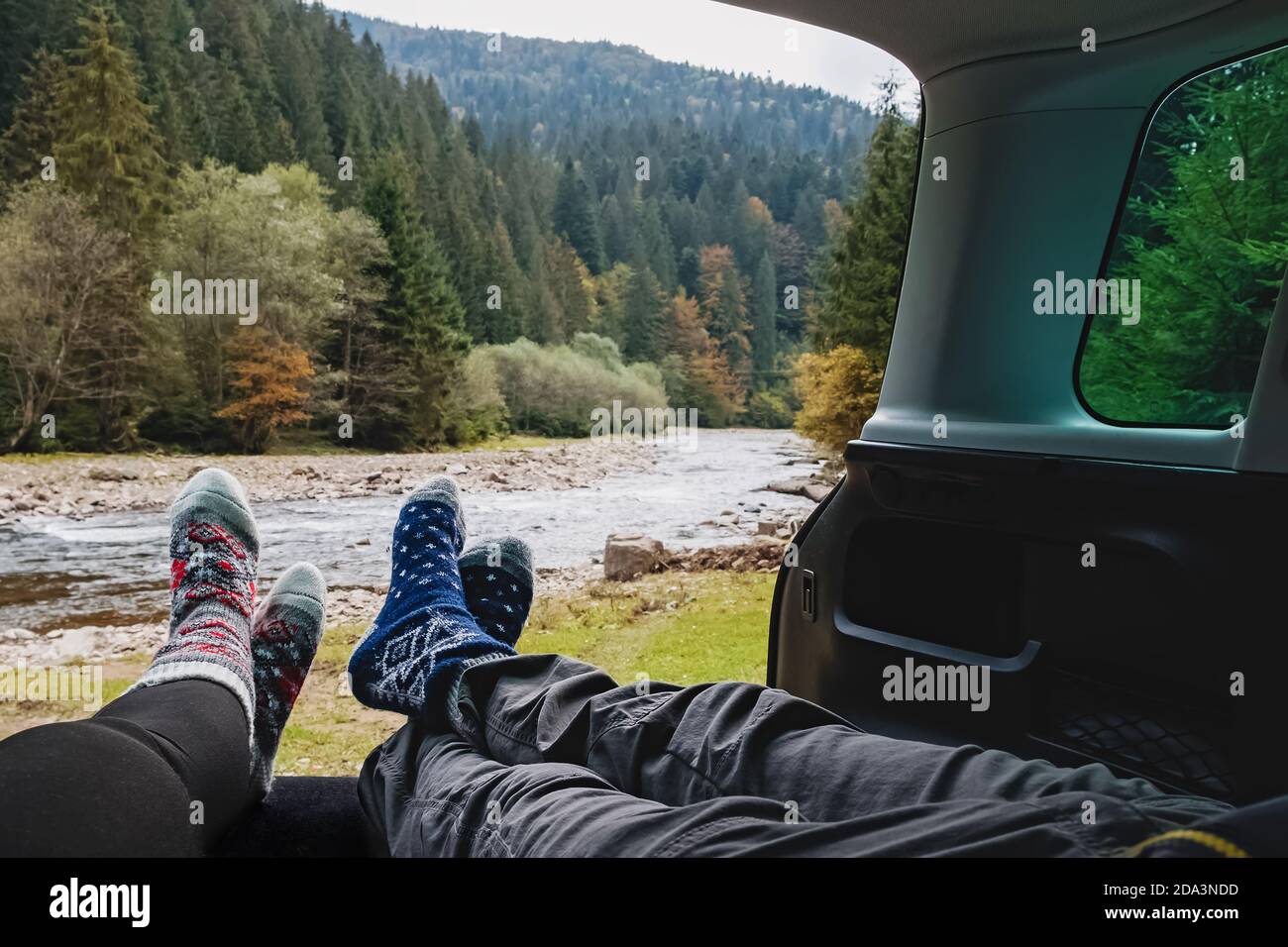 Männer und Frauen Beine in warmen Socken Stockfoto