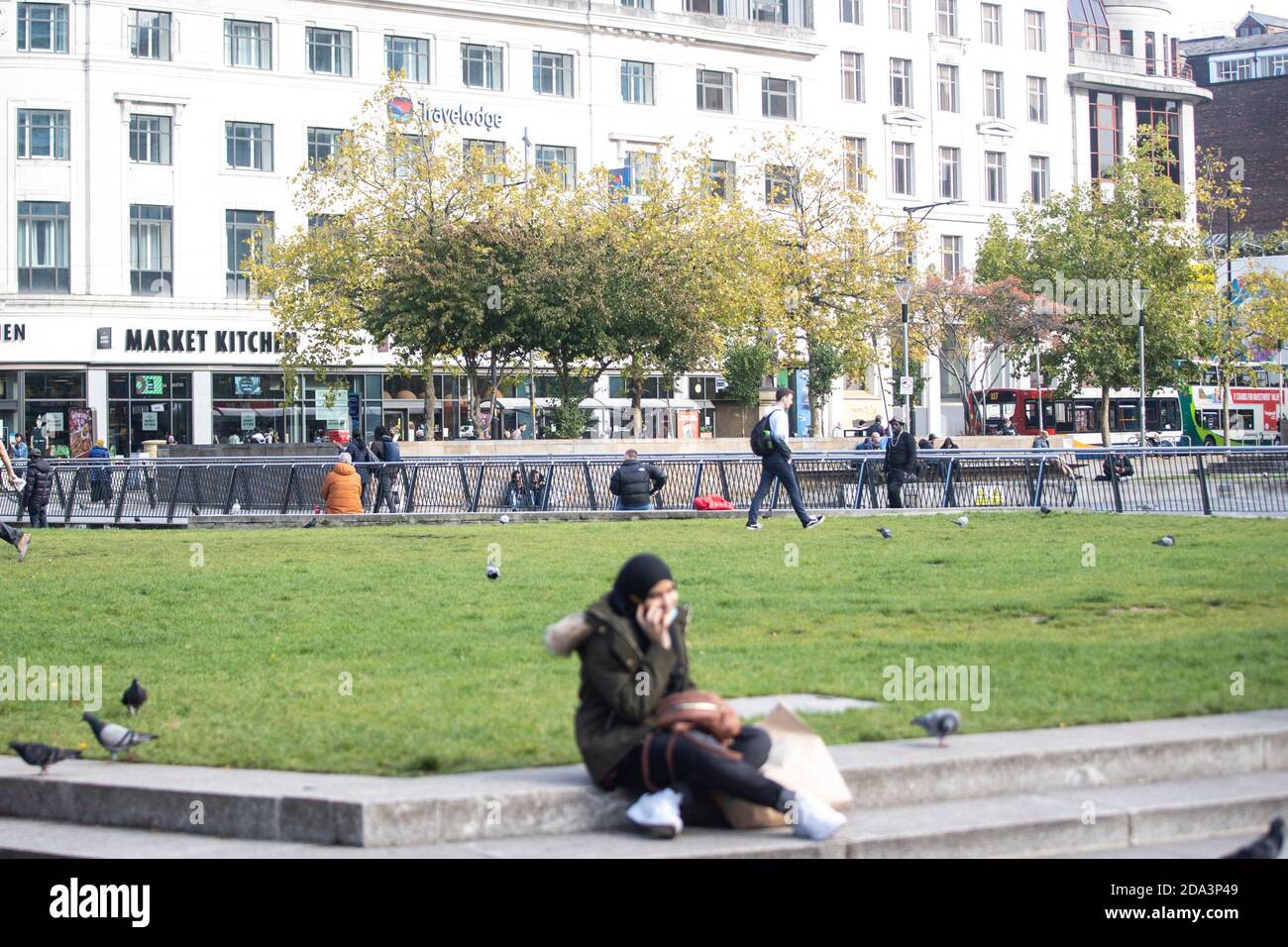 Leute im Stadtzentrum von Manchester, während es noch unter Tier-2-Sperrbeschränkungen war. Stockfoto