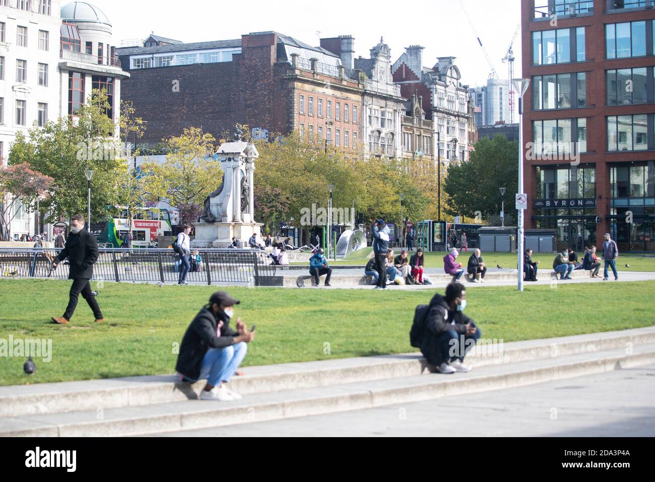 Leute im Stadtzentrum von Manchester, während es noch unter Tier-2-Sperrbeschränkungen war. Stockfoto