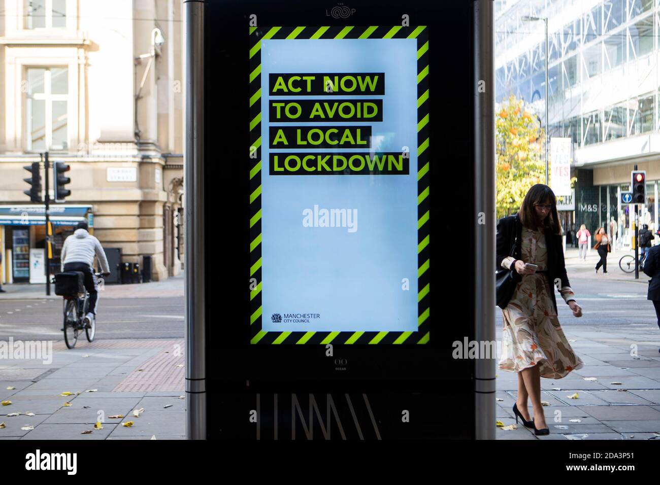 Menschen in Manchester als Tier-3-Lockdown-Webstühle. Stockfoto
