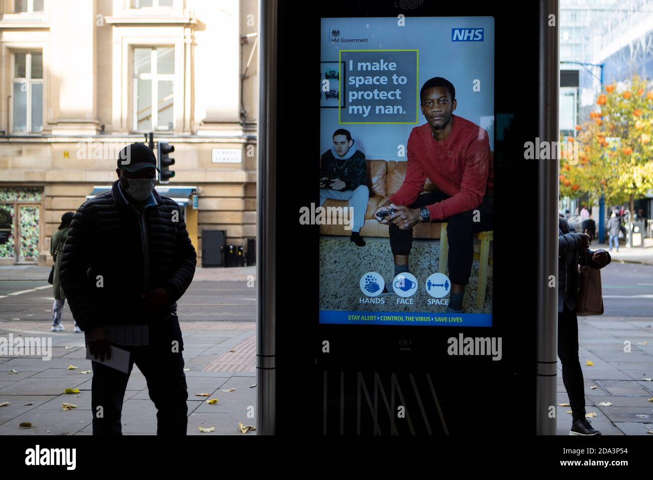 Menschen in Manchester als Tier-3-Lockdown-Webstühle. Stockfoto