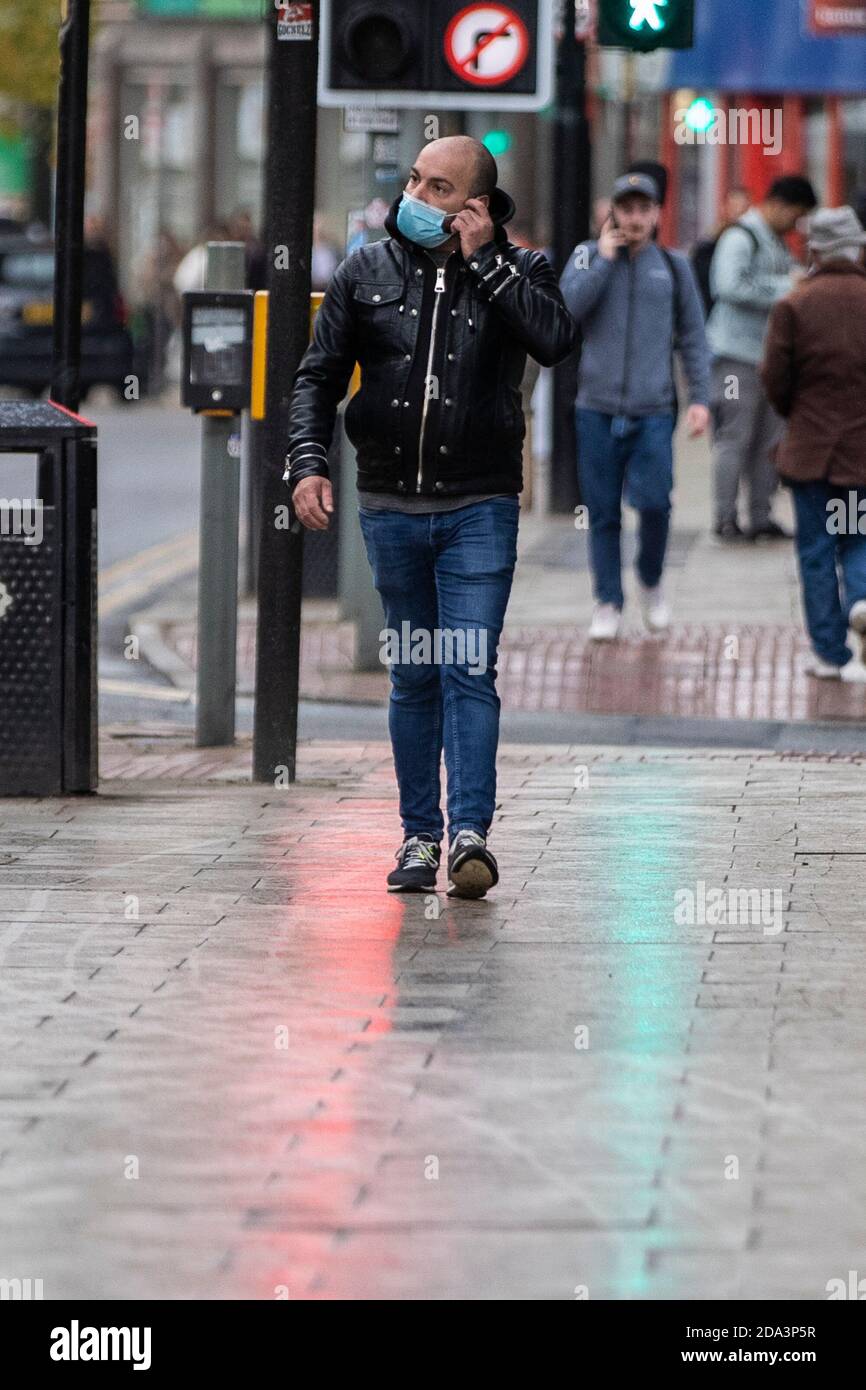 Menschen in Manchester als Tier-3-Lockdown-Webstühle. Stockfoto