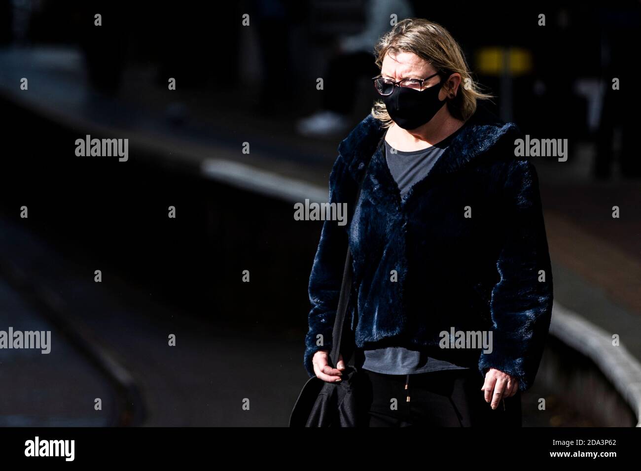 Menschen in Manchester als Tier-3-Lockdown-Webstühle. Stockfoto