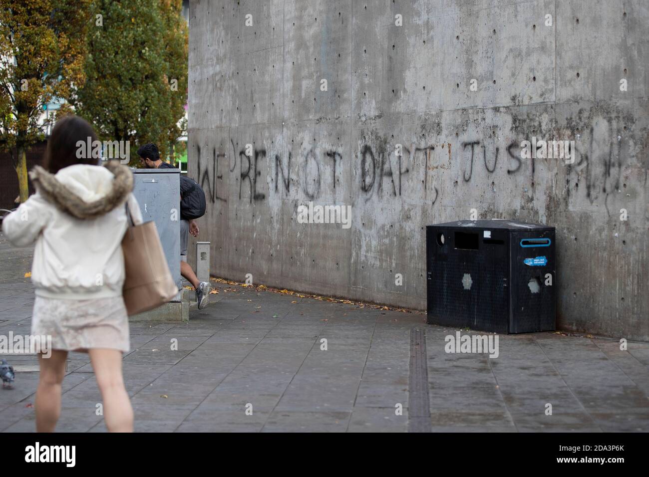 Menschen in Manchester als Tier-3-Lockdown-Webstühle. Stockfoto