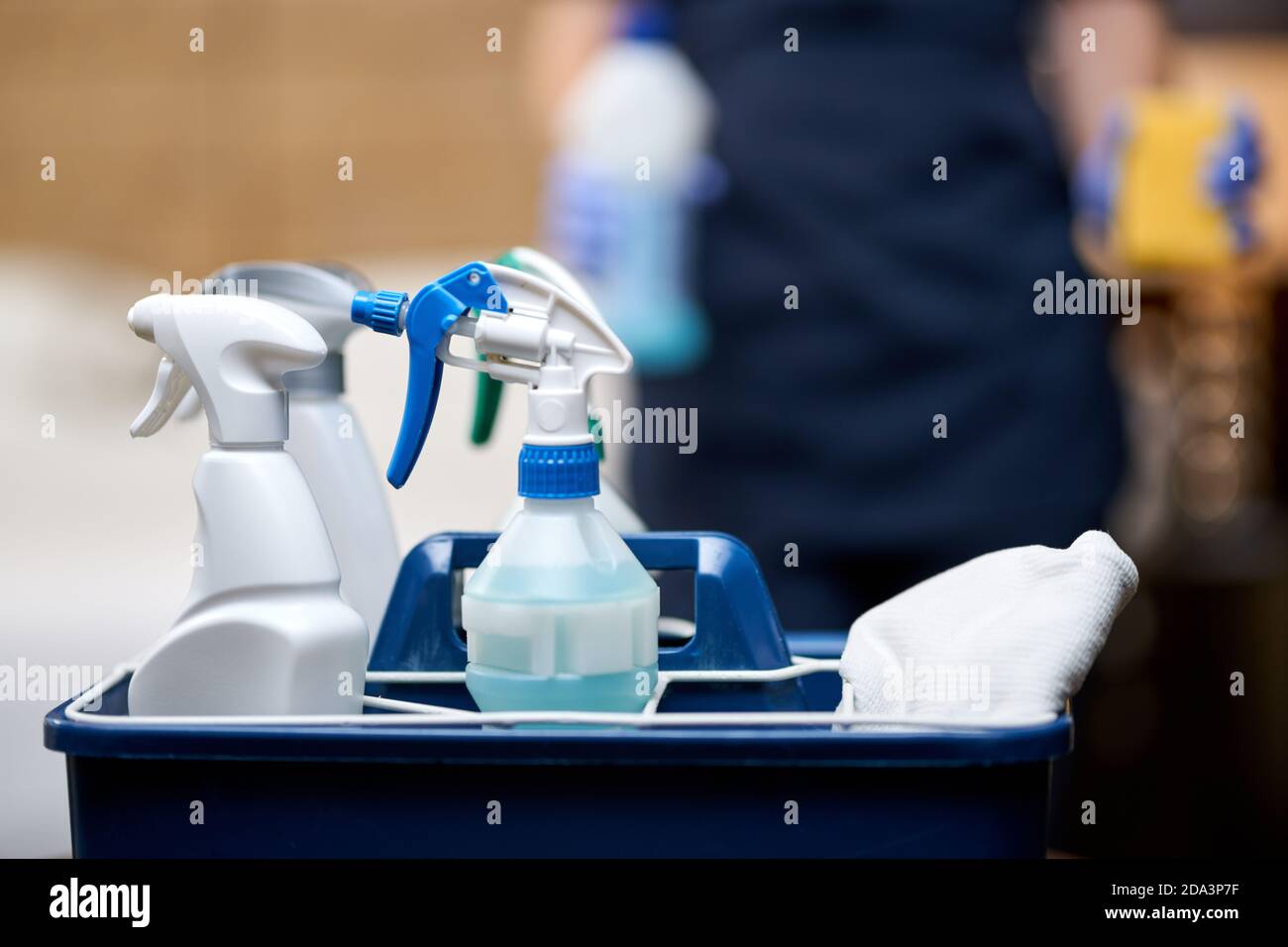 Nahaufnahme des Korbs mit Reinigungswerkzeugen für die Zimmerreinigung im Hotel. Housekeeping- und Hygienekonzept Stockfoto