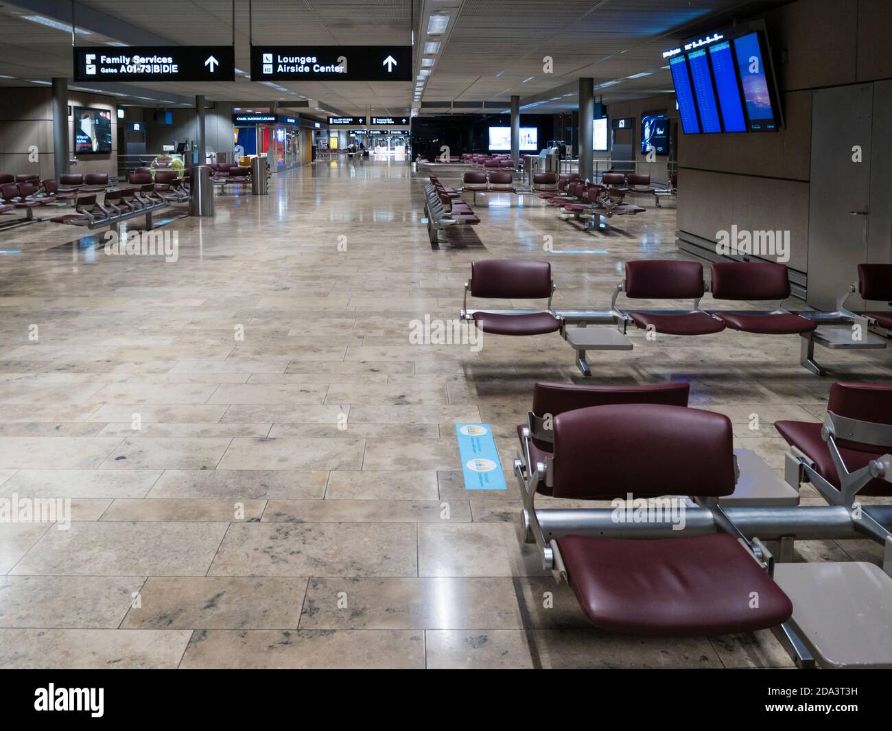 Zürich, Schweiz - 13. Okt 2020: Verlassenes Terminalgebäude am Flughafen Zürich Kloten zu Zeiten der weltweiten Covid-Pandemie. Stockfoto