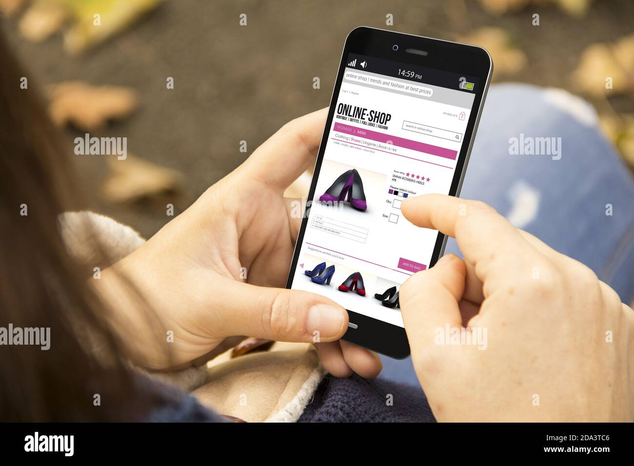 Frau Online-Shop mit Handy Stockfoto