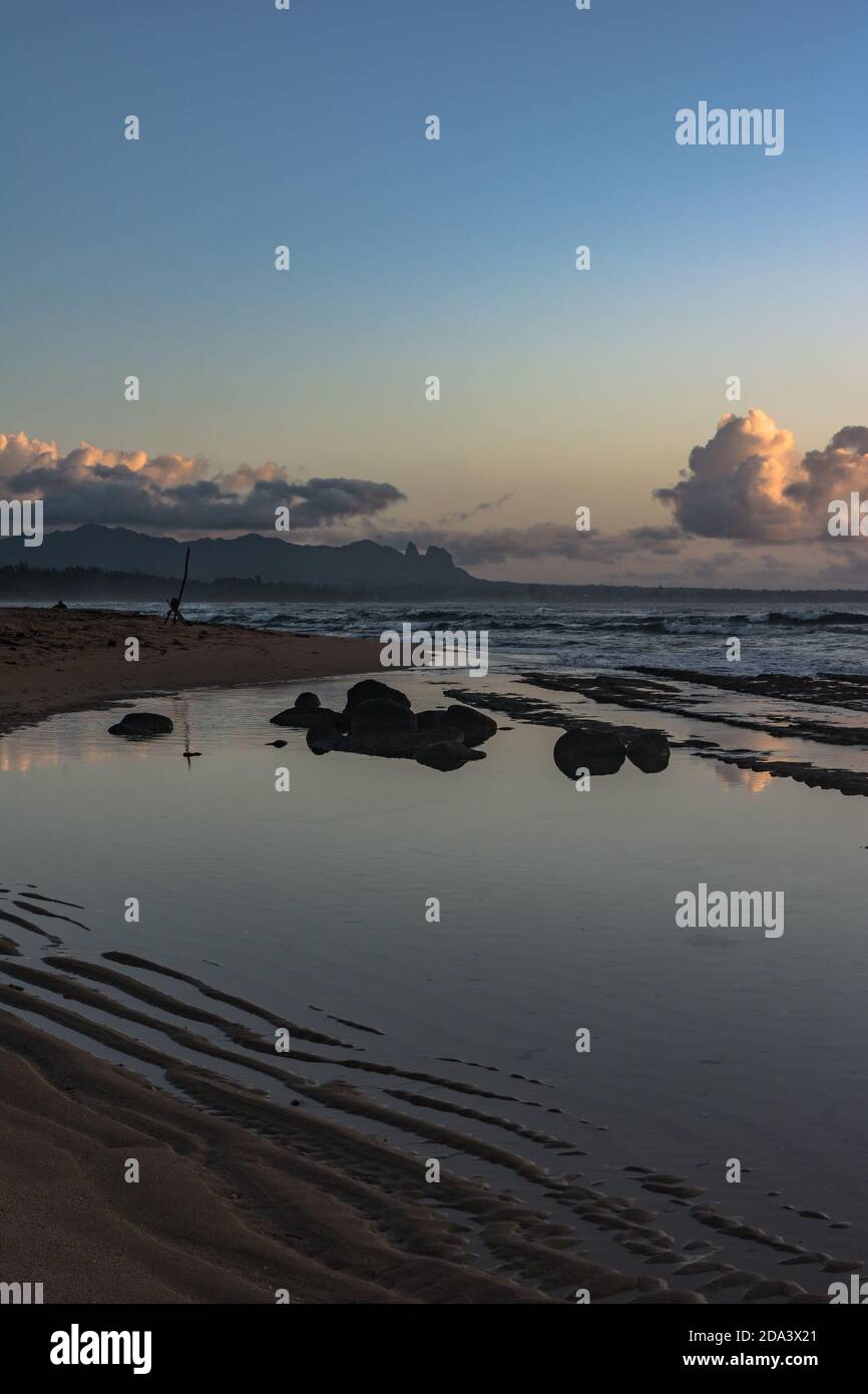 Sonnenaufgang am Nukolii Beach Park, Kauai, Hawaii Stockfoto