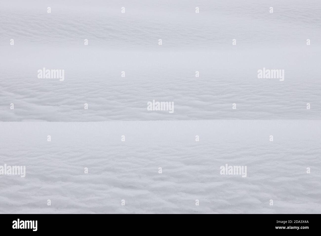 Winterschnee. Schneestruktur von oben auf den Schnee. Textur für Design. Schneeweiße Textur Stockfoto