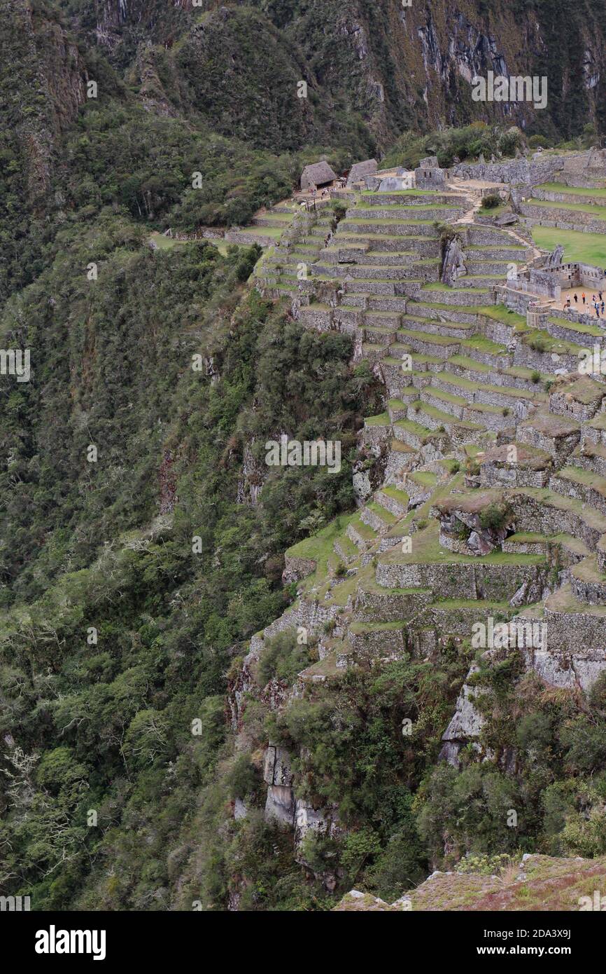 Eine Luftaufnahme des hinteren Teils von Machu Picchu, einschließlich Bauernterrassen, dem Haupttempel und Intihuatana Stockfoto