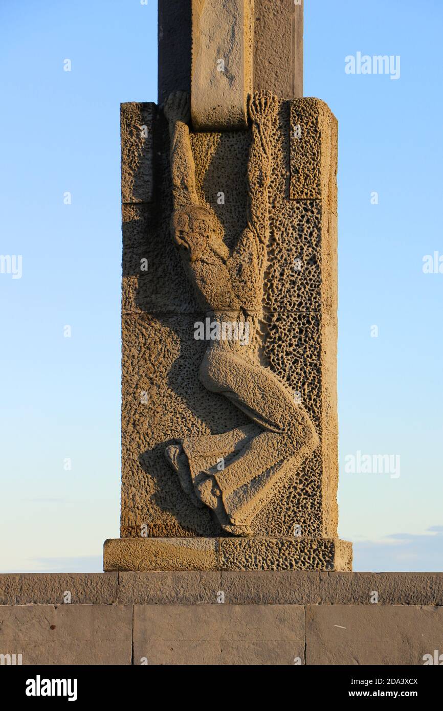 Steinskulptur eines Mannes, der sich an der Kante festhält Tribut an die Gefangenen getötet, indem sie aus der Klippe während des Spanischen Bürgerkrieges Stockfoto