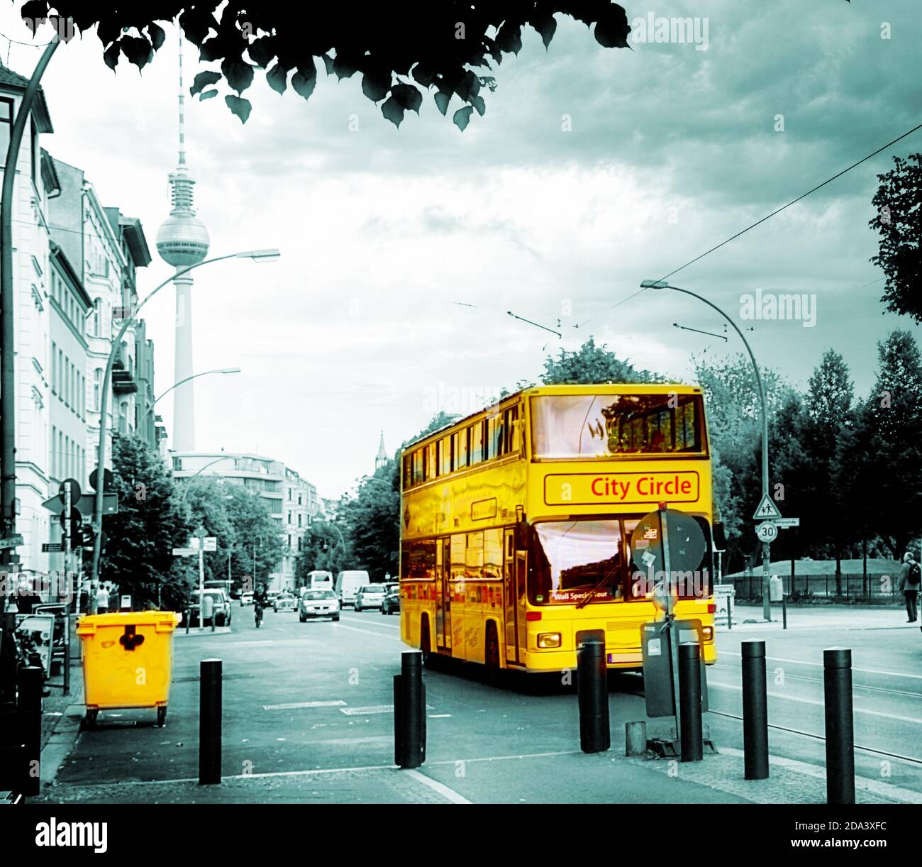 Berlin, Stadtpanorama mit Fernsehturm und gelbem Bus Stockfoto