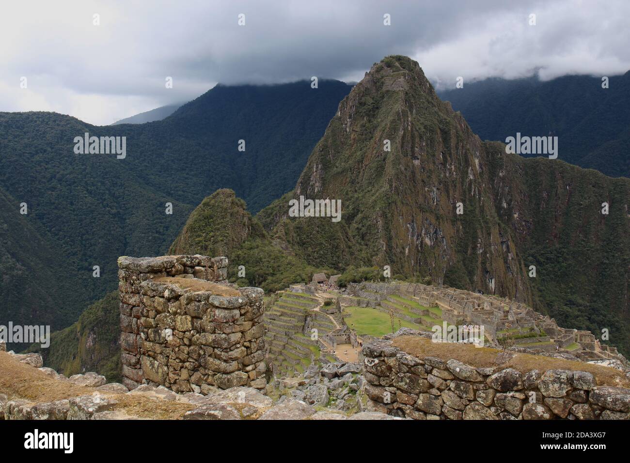 Eine Luftaufnahme des hinteren Teils von Machu Picchu, einschließlich Bauernterrassen, dem Haupttempel, Intihuatana, dem Hauptplatz und dem Haus von Factori Stockfoto