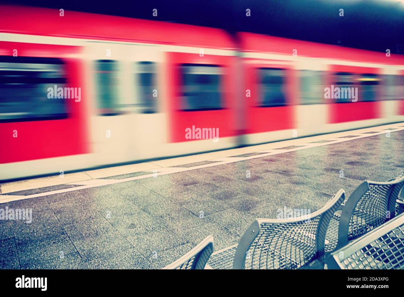 Die U-Bahn der S-Bahn-Linie München verlässt den Bahnhof Plattform Stockfoto