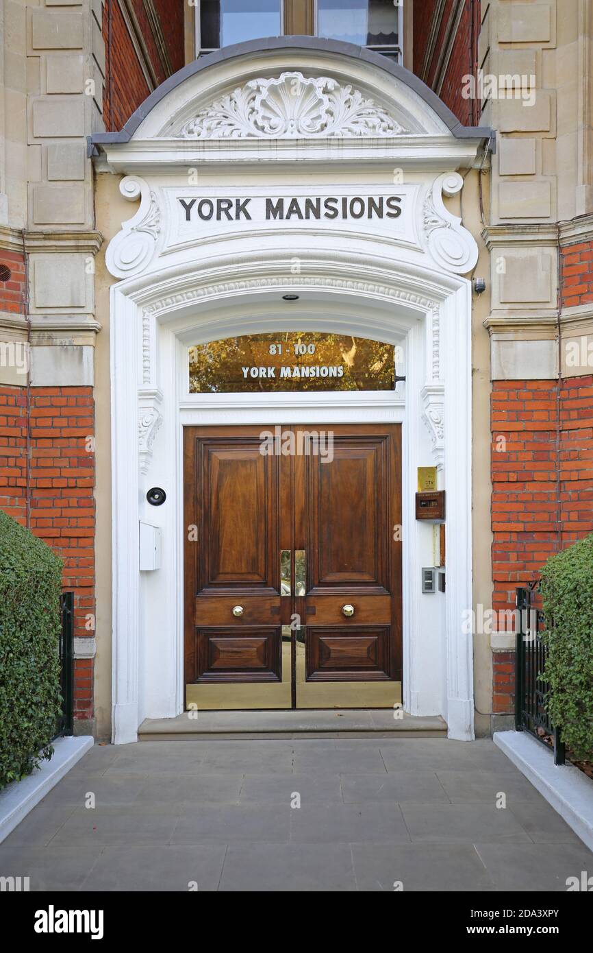 Prunkvoller Vordereingang zu York Mansions, einem neu renovierten viktorianischen Mietshaus mit Luxuswohnungen neben Battersea Park, London, Großbritannien Stockfoto