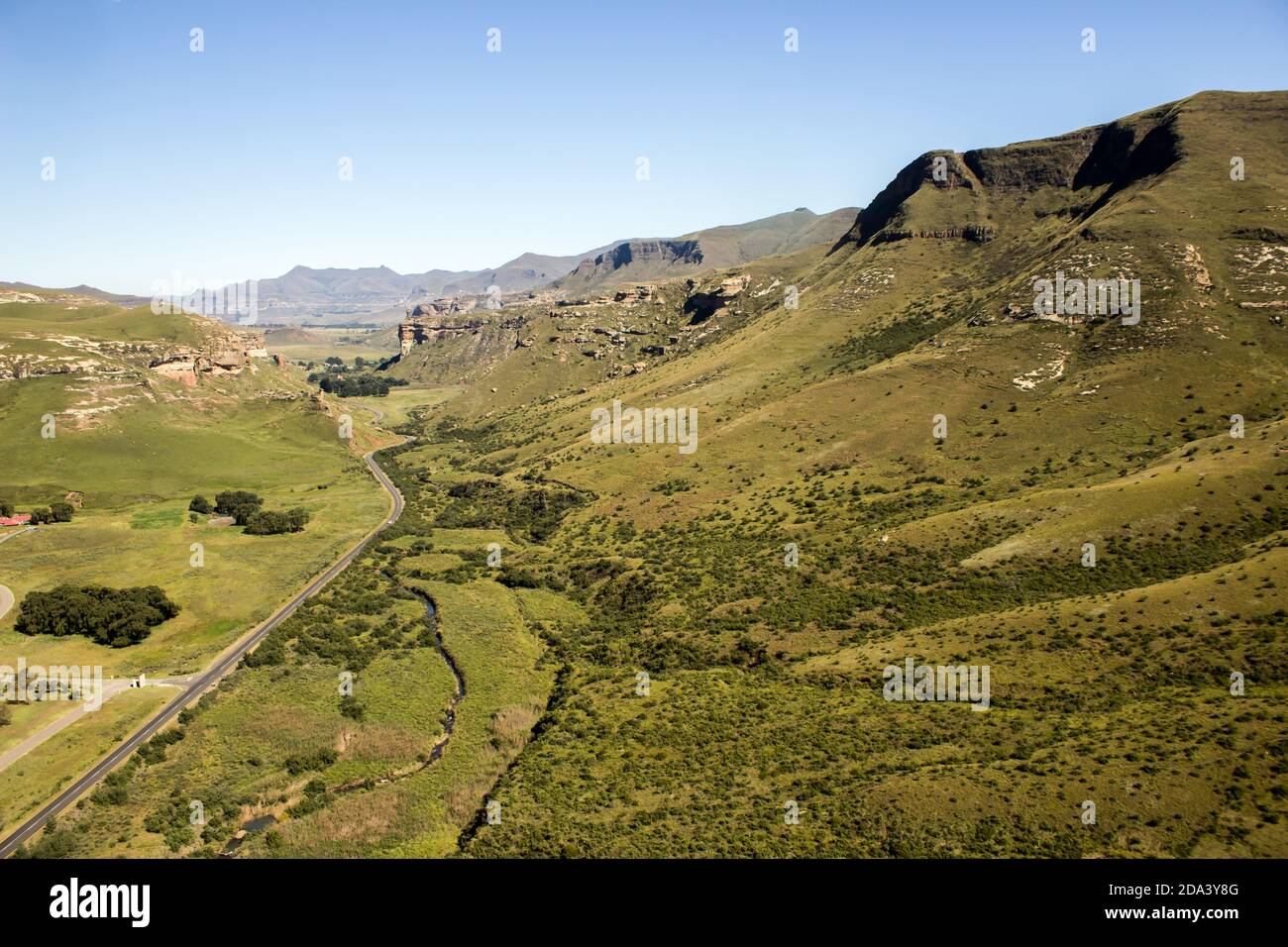 Der Highway durch die Berge der Golden Gate Highlands National Park, in Südafrika Stockfoto
